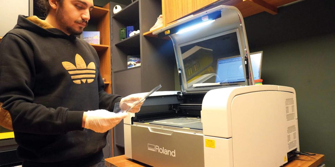 Roland LV-180 lazer gravür makinesiyle yüz kalkanı yapımı