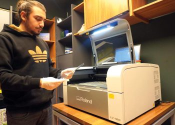 Roland LV-180 lazer gravür makinesiyle yüz kalkanı yapımı