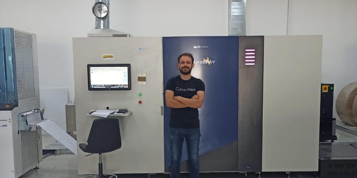 2018 yılı Kasım ayında kurulumu yapılan  Screen Turepress Jet 520 NX  Türkiye’nin ilk ticari ve  renkli bobinden bobine  dijital baskı makinesi