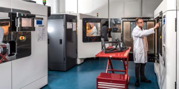 İngiliz savunma güvenlik ve havacılık devi BAE Systems fabrikasını geleceğe hazırlamak için dördüncü Stratasys F900 3D yazıcıyı kurdu