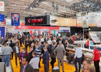 Amsterdam’daki FESPA Global Print Expo için  Katılımcılar kuyrukta