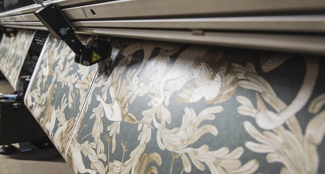 Xeikon’un CX500 kuru toner baskı makinesinin kurulumu Perswall’da bir duvar kâğıdı rönesansı