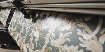 Xeikon’un CX500 kuru toner baskı makinesinin kurulumu Perswall’da bir duvar kâğıdı rönesansı