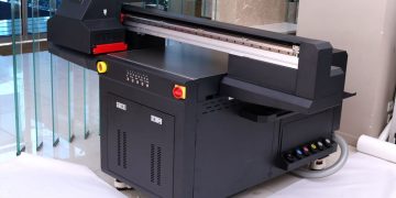 Lidya Grup Ege Bölgesi Satış Müdürü Ertan Uzun, “Sutec UV baskı makinasınden öte, özünde bir ilham kaynağıdır”