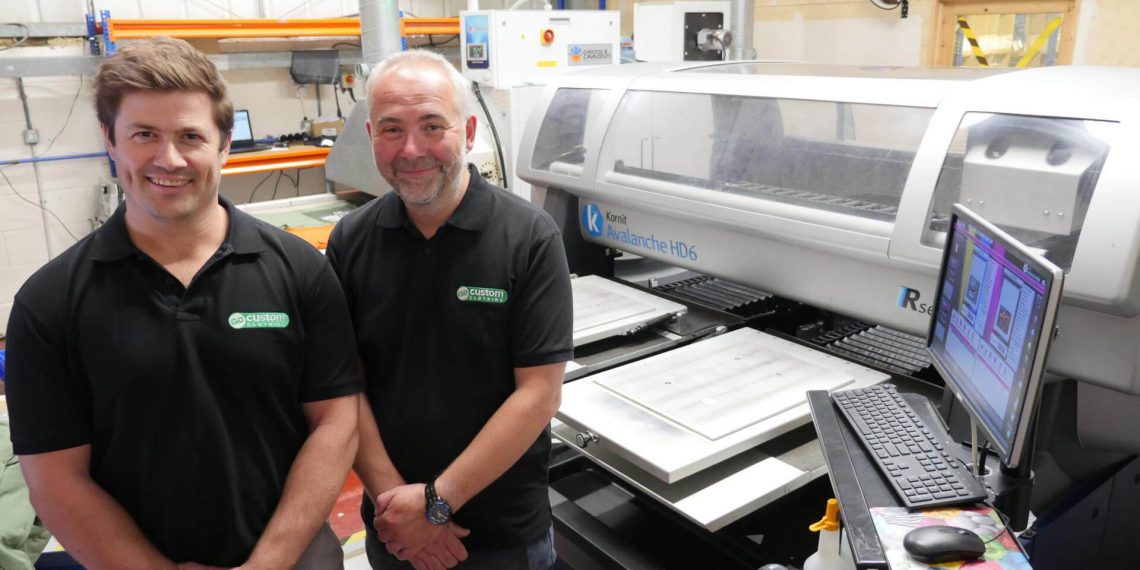Talep üzerine dijitalleştirilmiş üretim verimliliği için GoCustom Clothing, Kornit Avalanche HD6 ve KornitX İş Akış Platformu kullanıyor
