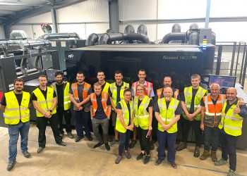 Caps Cases tesisine, dünyada ilk EFI Nozomi 14000 LED dijital dijital oluklu ambalaj baskı makinesi kuruldu