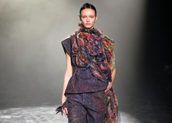 Tasarımcı Yuima Nakazato iş birliğiyleEpson geri dönüşümlü kumaşla Paris’te podyuma çıktı