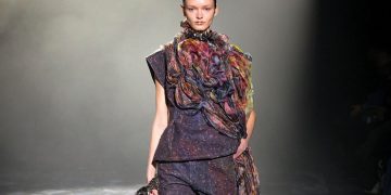 Tasarımcı Yuima Nakazato iş birliğiyleEpson geri dönüşümlü kumaşla Paris’te podyuma çıktı