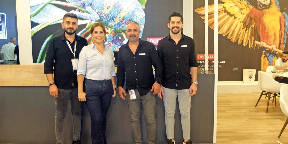 SIGN İstanbul’daMet Etiket ışıklı pano ve duvar kumaşları…