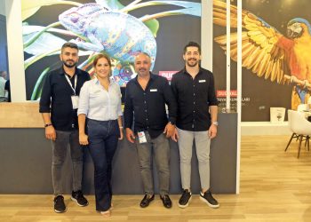 SIGN İstanbul’daMet Etiket ışıklı pano ve duvar kumaşları…