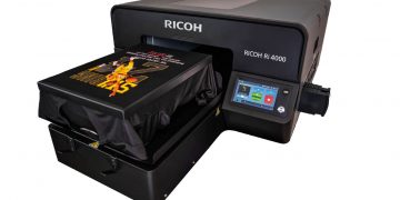Polyester baskı pazarındaki boşluk dolduruluyorRICOH Ri 4000 Doğrudan Giysiye (DTG) baskı makinesi