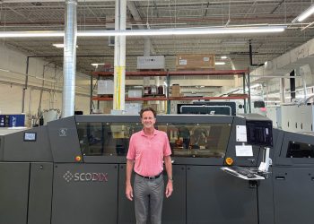 Scodix süslemeleriyle resimli oyun kartları…