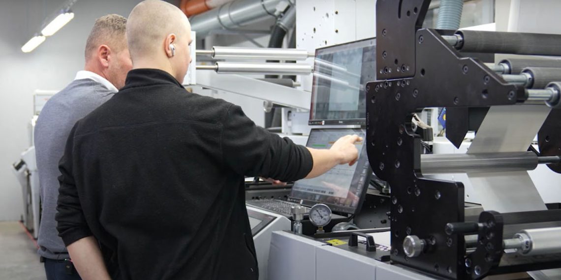 MD Labels üçüncü Mark Andy hibrit baskı makinesini kurdu