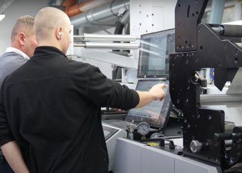 MD Labels üçüncü Mark Andy hibrit baskı makinesini kurdu