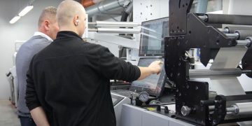 MD Labels üçüncü Mark Andy hibrit baskı makinesini kurdu