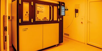 Sensör entegreli kemik implantları için Çek Bilimler Akademisi, ilk Lithoz LCM çok malzemeli yazıcıyı aldı