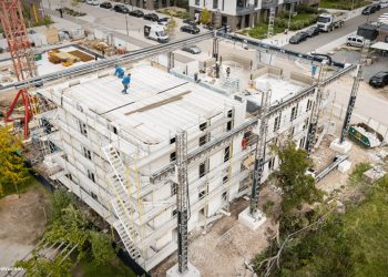 Yüklenici PERI 3D Construction’a göre,COBOD teknolojisi, Almanya’nın ilk seri 3D baskılı konut projesinde %30 daha hızlı ve %10 daha maliyet etkin inşaat sağlıyor