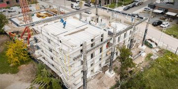 Yüklenici PERI 3D Construction’a göre,COBOD teknolojisi, Almanya’nın ilk seri 3D baskılı konut projesinde %30 daha hızlı ve %10 daha maliyet etkin inşaat sağlıyor