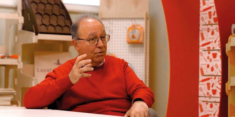 Mimaki’nin gelişmiş endüstriyel UV LED düz tablalı baskı çözümüyle CEMAB, ahşap vitrin üretimini artırıyor