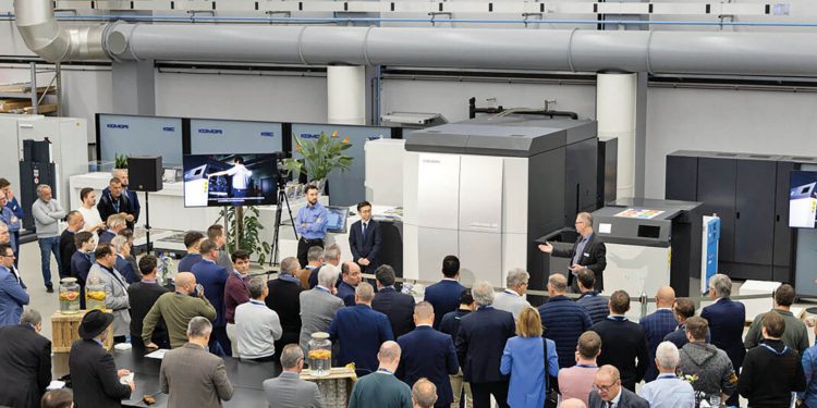 Komori Europe’un Crossover 2025 EtkinliğindeKomori J-throne 29 dijital baskı makinesi serginin merkezindeydi