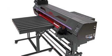 Sert ve esnek malzemeler için tek bir çözümMimaki yeni UJ330H-160 UV hibrit baskı makinesi