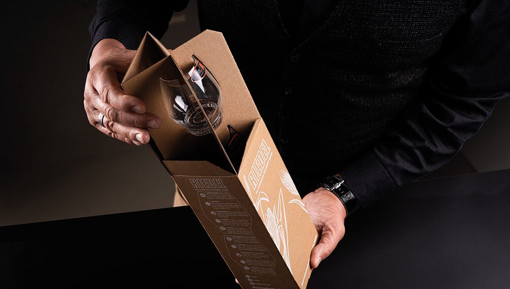Mondi, Riedel Glas için beyaz dijital baskılı yenilikçi kahverengi kraft kağıt ambalaj üretiyor