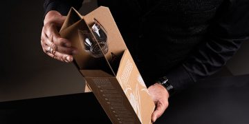 Mondi, Riedel Glas için beyaz dijital baskılı yenilikçi kahverengi kraft kağıt ambalaj üretiyor