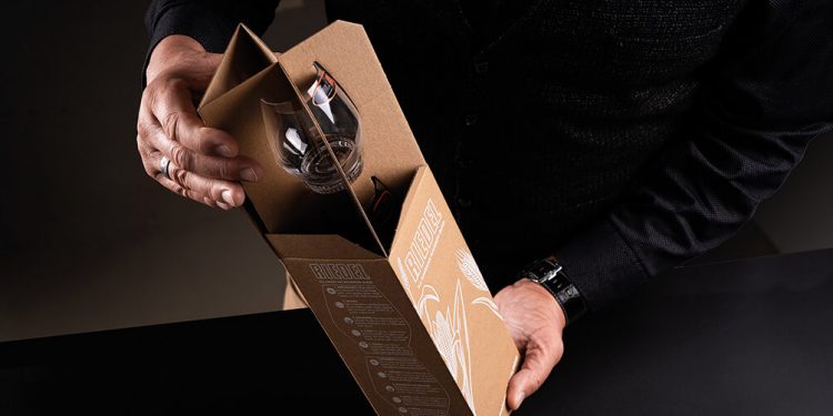 Mondi, Riedel Glas için beyaz dijital baskılı yenilikçi kahverengi kraft kağıt ambalaj üretiyor